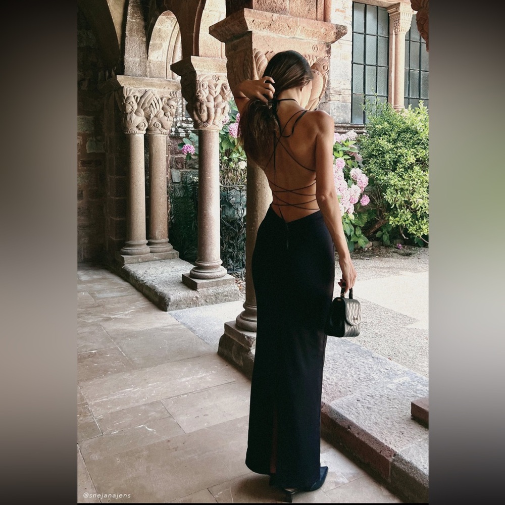 MESHKI Elegant Black Backless Gown